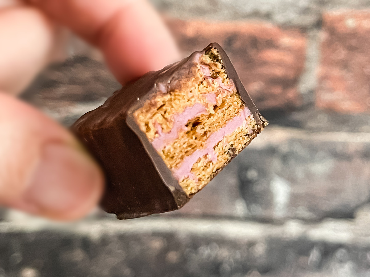 「石屋製菓」の"美冬(みふゆ)" ブルーベリー、キャラメル、マロン味食べた!/北海道土産