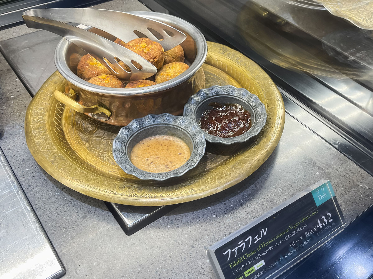 CARVAAN デリカテッセンで、アラビアンサンドのファラフェル&フムス食べた!/横浜高島屋