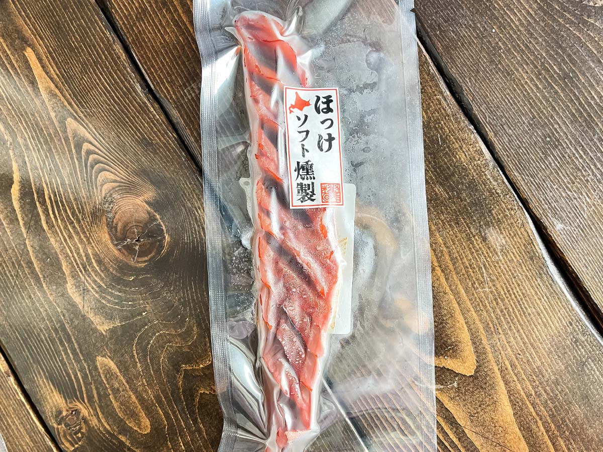 オンワードホールディングス(8016)の株主優待で「ほっけソフト燻製」プレーン味とペッパー味がきた!
