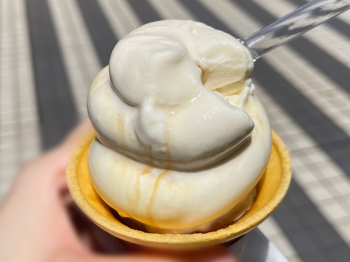 タピオカドリンクで有名な「MeetFresh(鮮芋仙)」の黒蜜豆乳ソフトクリーム食べた!/横浜中華街