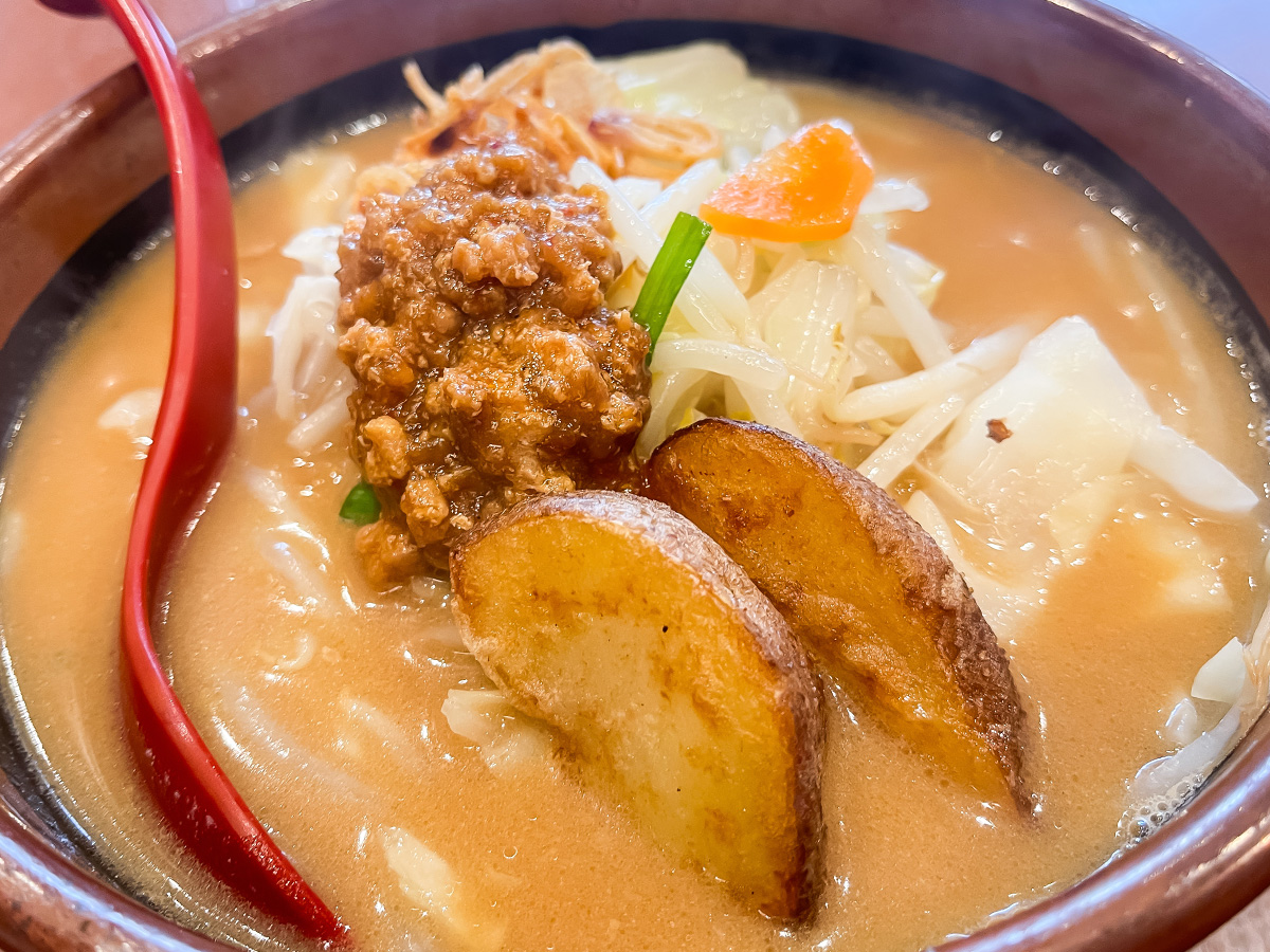 味噌らーめん専門店「麺場 田所商店」で北海道味噌ラーメン、焼き餃子、チャーハン、モツ煮食べた!/横浜・関内
