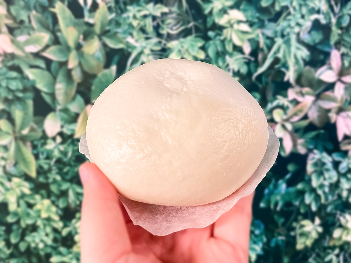 「ハピオ」のハピまんチーズを「無印良品」のグリーンカレーにつけて食べてみたよ!/北海道土産