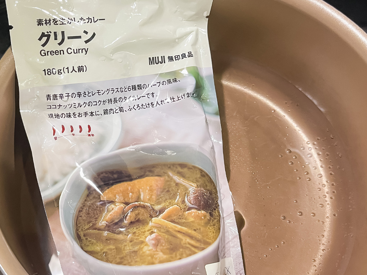 「ハピオ」のハピまんチーズを「無印良品」のグリーンカレーにつけて食べてみたよ!/北海道土産