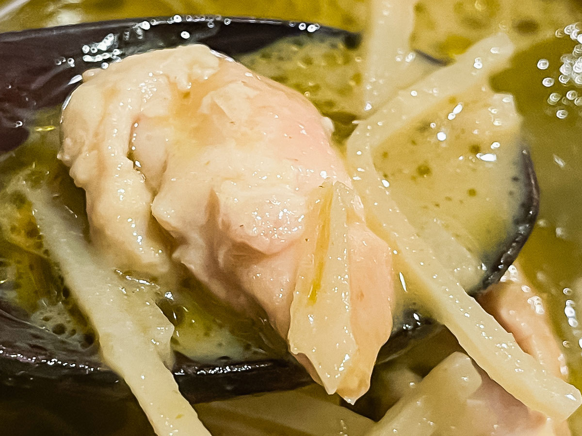 「ハピオ」のハピまんチーズを「無印良品」のグリーンカレーにつけて食べてみたよ!/北海道土産