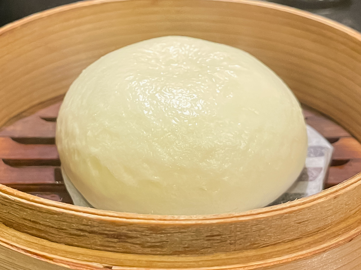 「ハピオ」のハピまんチーズを「無印良品」のグリーンカレーにつけて食べてみたよ!/北海道土産