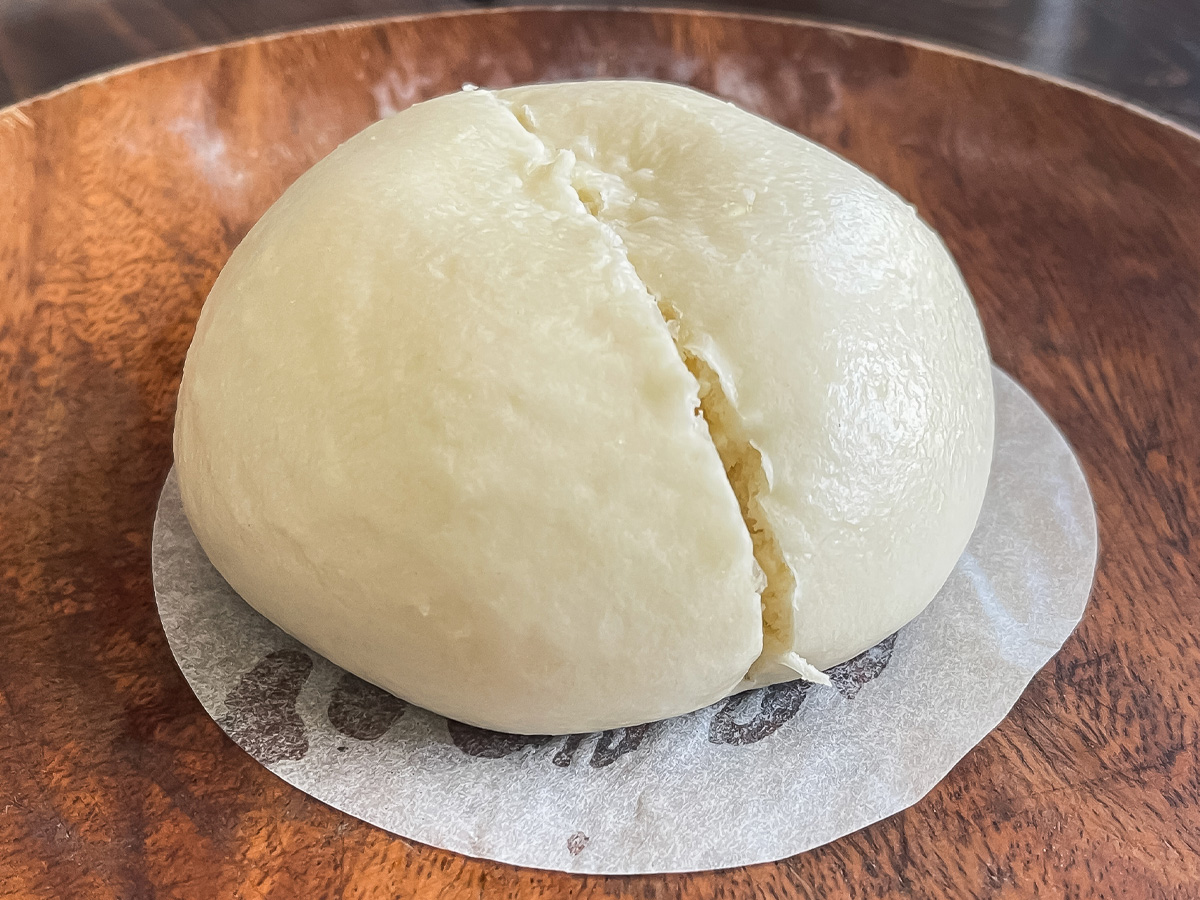 「ハピオ」のハピまんチーズを「無印良品」のグリーンカレーにつけて食べてみたよ!/北海道土産