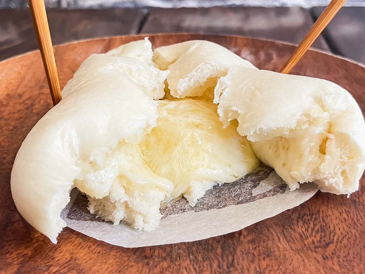 「ハピオ」のハピまんチーズを「無印良品」のグリーンカレーにつけて食べてみたよ!/北海道土産