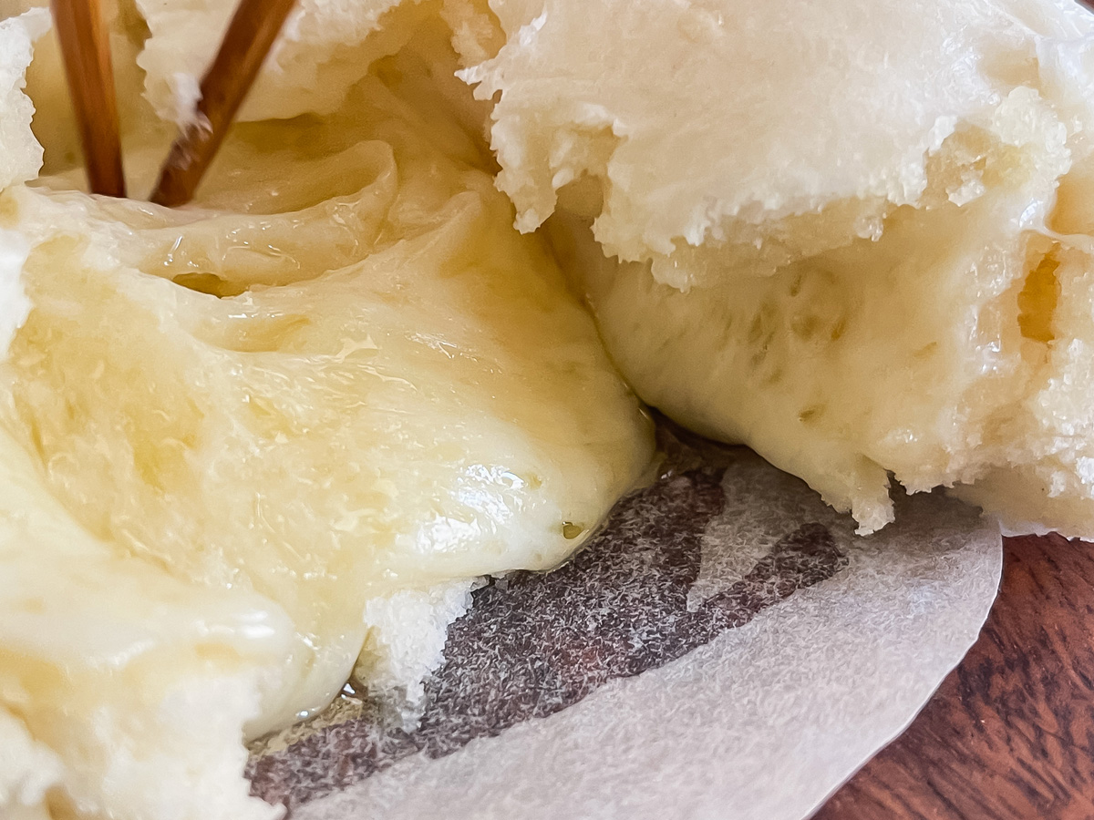 「ハピオ」のハピまんチーズを「無印良品」のグリーンカレーにつけて食べてみたよ!/北海道土産
