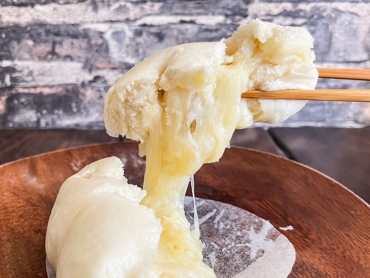 「ハピオ」のハピまんチーズを「無印良品」のグリーンカレーにつけて食べてみたよ!/北海道土産