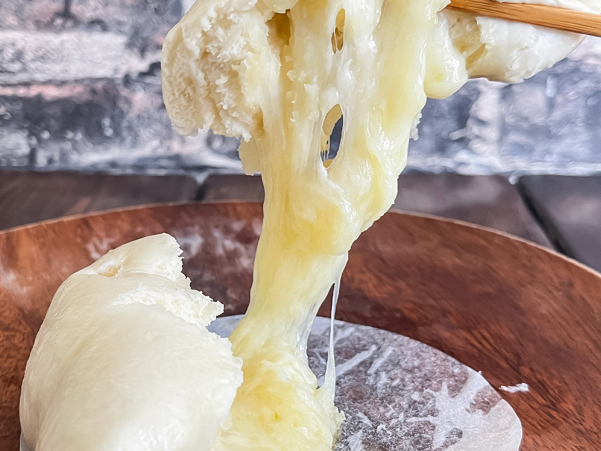 「ハピオ」のハピまんチーズを「無印良品」のグリーンカレーにつけて食べてみたよ!/北海道土産