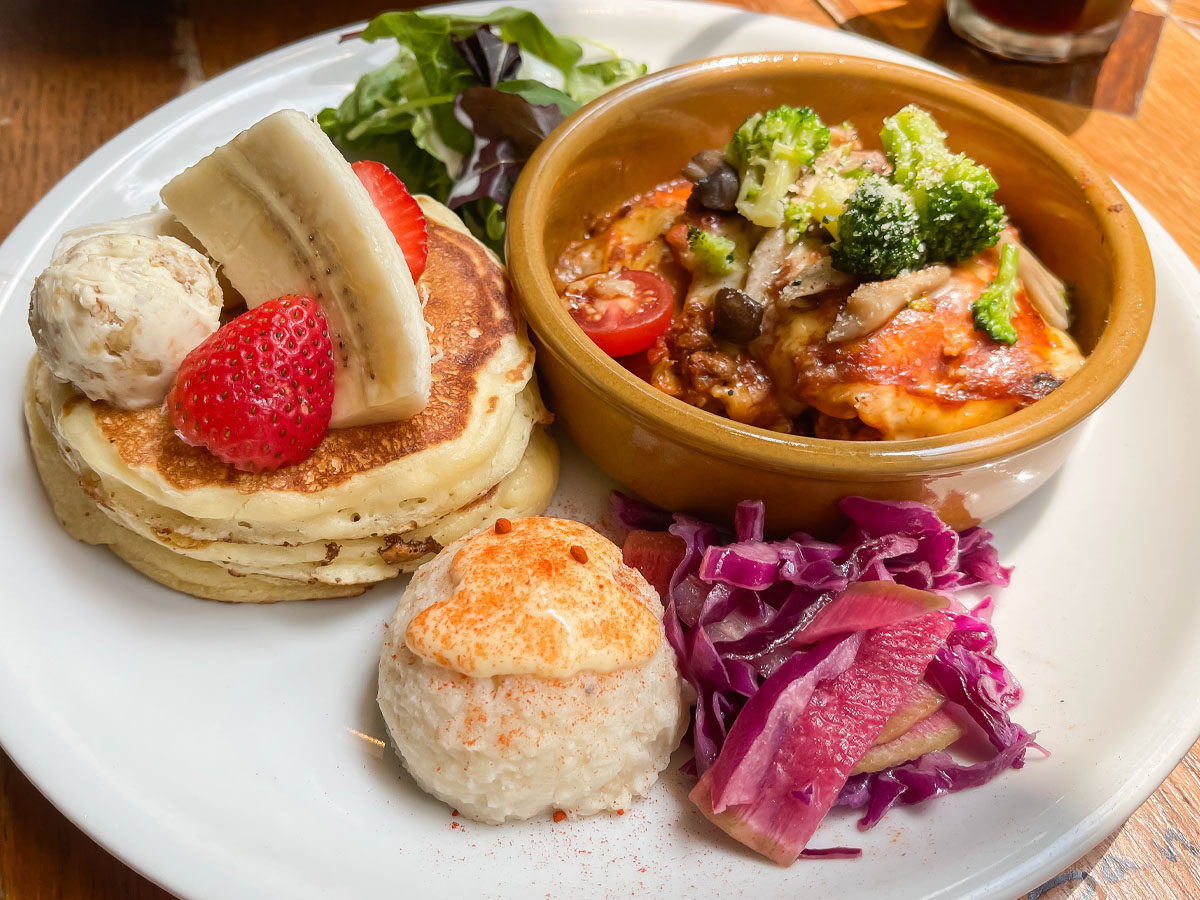 「J.S. PANCAKE CAFE」でラザニア&フルーツパンケーキセット、限定チーズバーガー食べた/マークイズみなとみらい