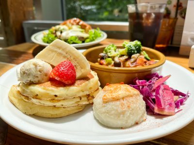 「J.S. PANCAKE CAFE」でラザニア&フルーツパンケーキセット、限定チーズバーガー食べた／横浜みなとみらい