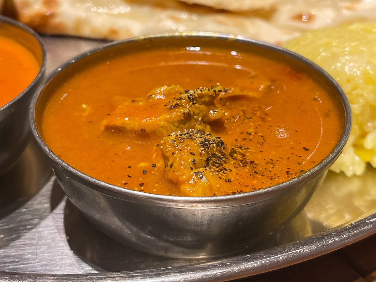 インド料理「ムンバイ」でバターチキン&ブラックペッパーチキンカレー、チキンビリヤニ食べた／MARK IS みなとみらい