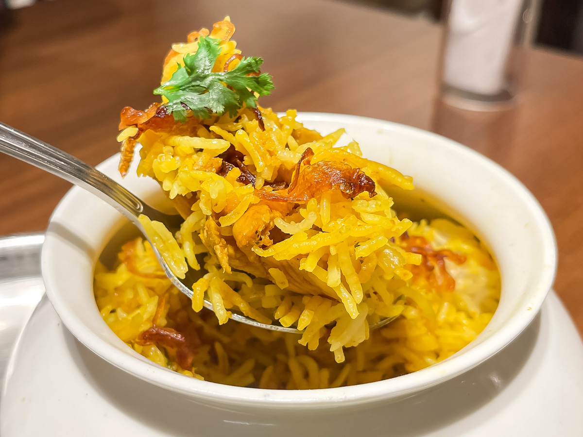 インド料理「ムンバイ」でバターチキン&ブラックペッパーチキンカレー、チキンビリヤニ食べた／MARK IS みなとみらい