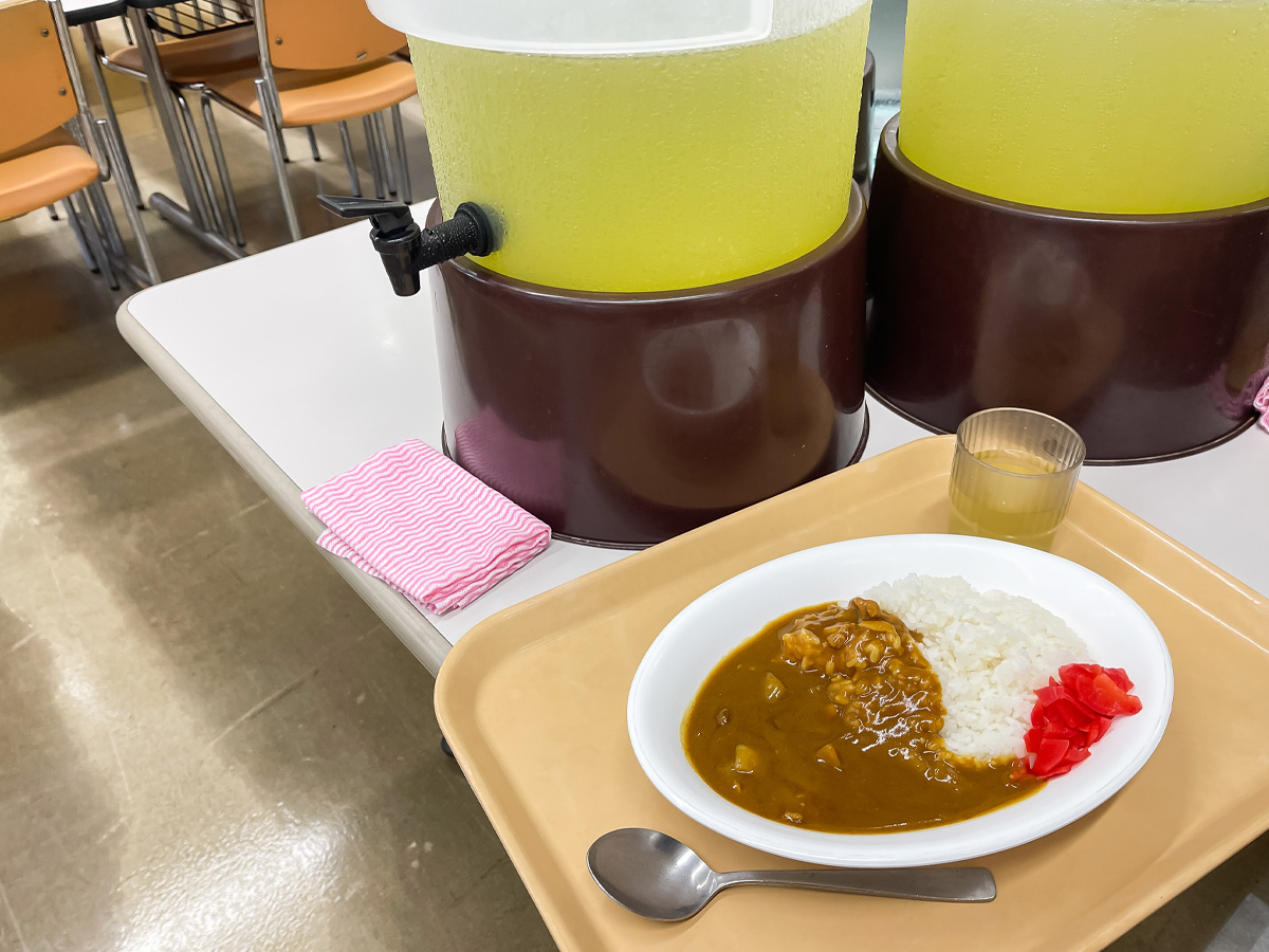「レストラン ボノ」でチキン特製マヨソース、雨の日カレー(スパイシーポークカレー)食べた！／横浜第二合同庁舎