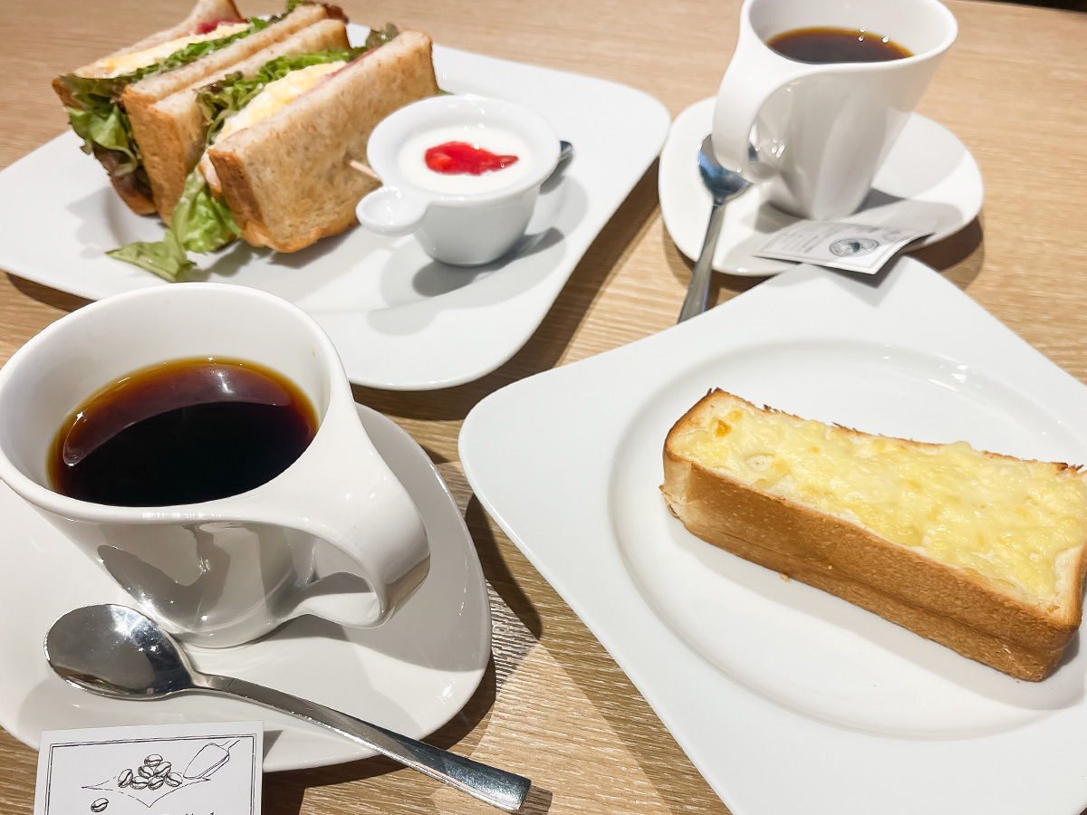 「むさしの森珈琲」でブルーマウンテンコーヒー、モーニングのチーズトースト、ベーコンエッグサンド食べたよ!