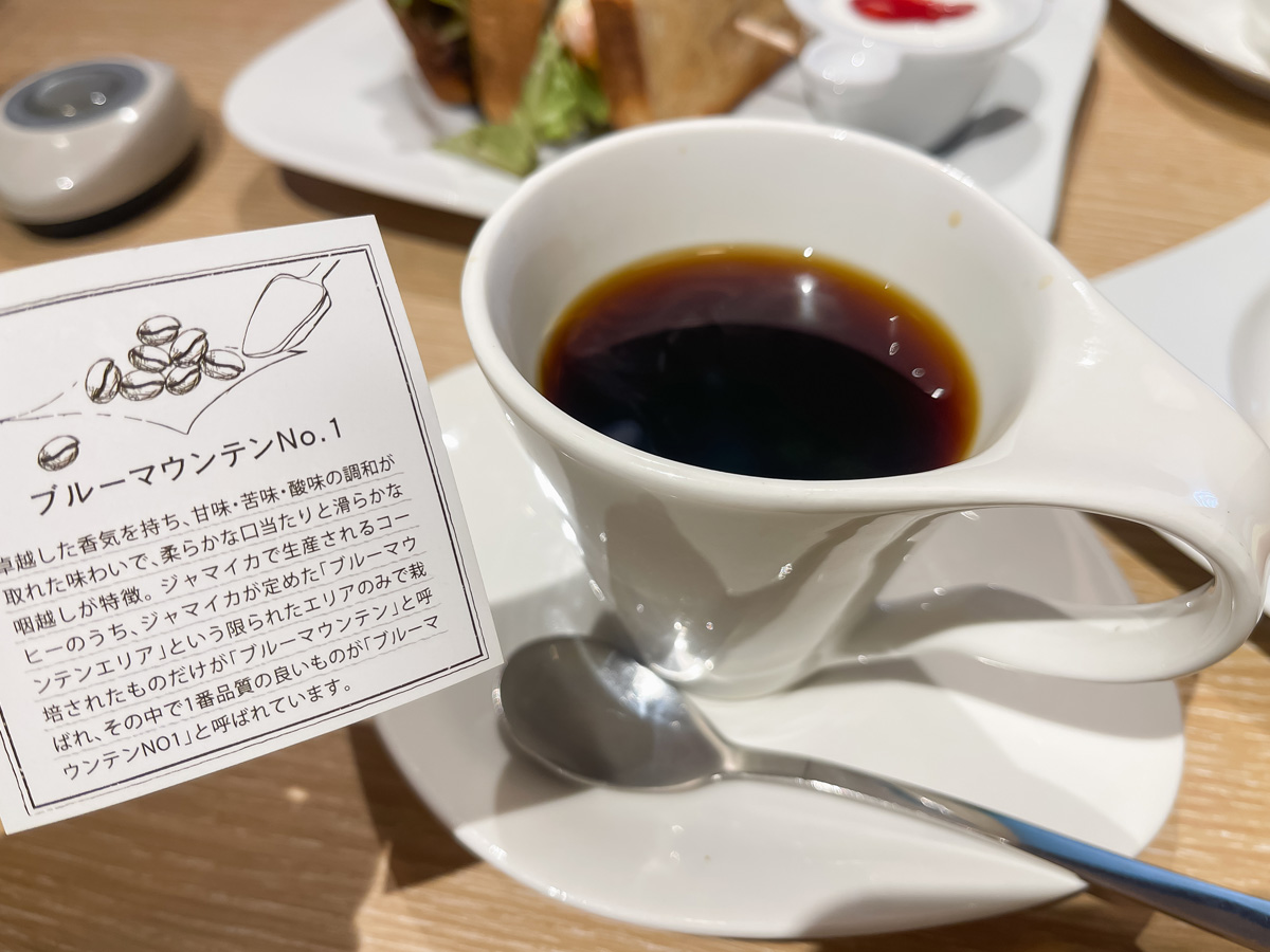 「むさしの森珈琲」でブルーマウンテンコーヒー、モーニングのチーズトースト、ベーコンエッグサンド食べたよ!