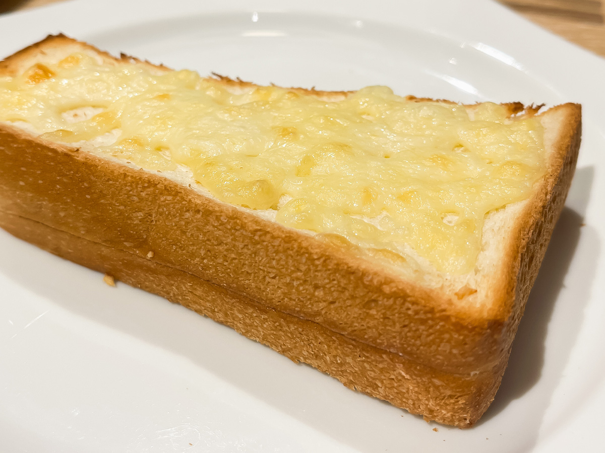 「むさしの森珈琲」でブルーマウンテンコーヒー、モーニングのチーズトースト、ベーコンエッグサンド食べたよ!