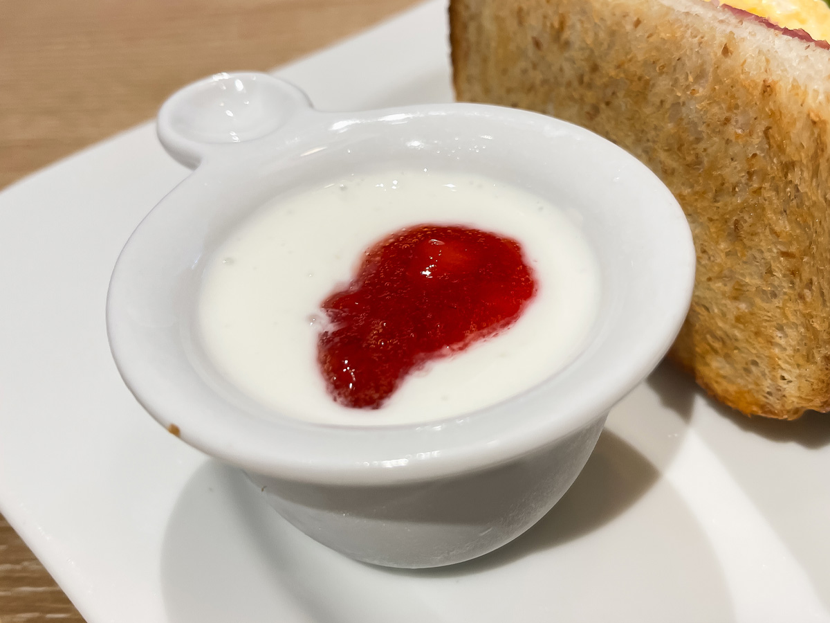 「むさしの森珈琲」でブルーマウンテンコーヒー、モーニングのチーズトースト、ベーコンエッグサンド食べたよ!