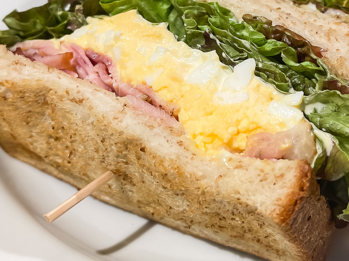 「むさしの森珈琲」でブルーマウンテンコーヒー、モーニングのチーズトースト、ベーコンエッグサンド食べたよ!