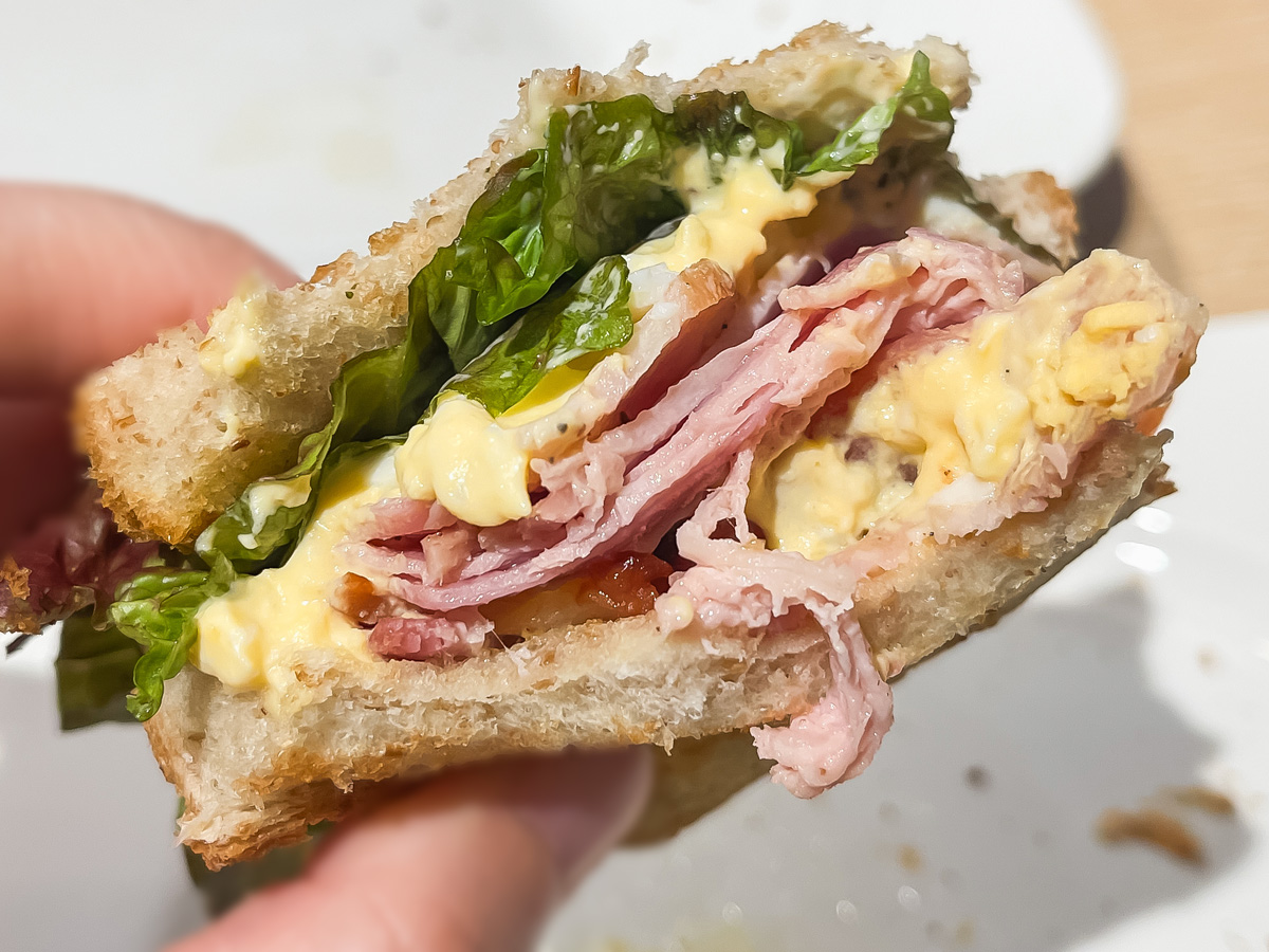 「むさしの森珈琲」でブルーマウンテンコーヒー、モーニングのチーズトースト、ベーコンエッグサンド食べたよ!