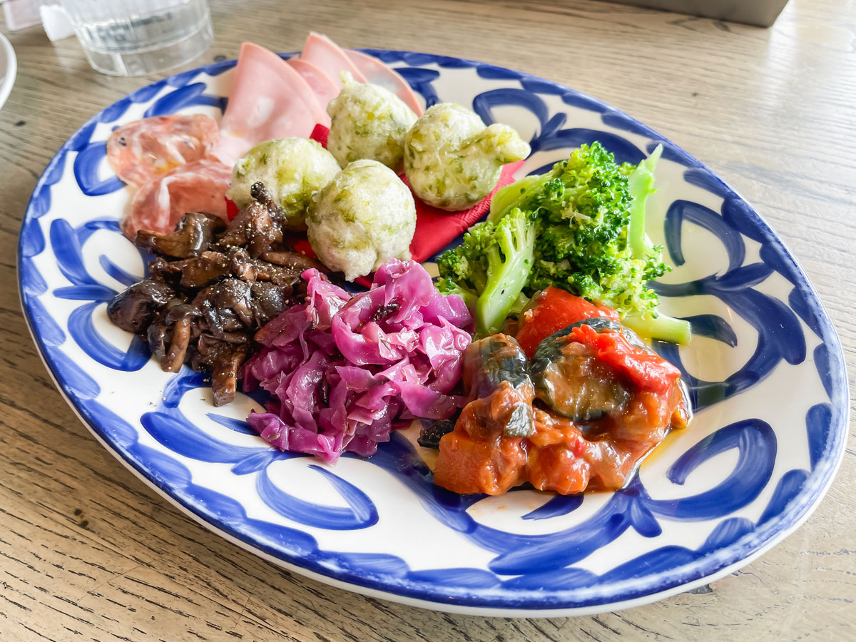 「アンティーカ ピッツェリア ダ ミケーレ横浜」でマルゲリータピザと前菜盛合せ食べた／横浜ハンマーヘッド