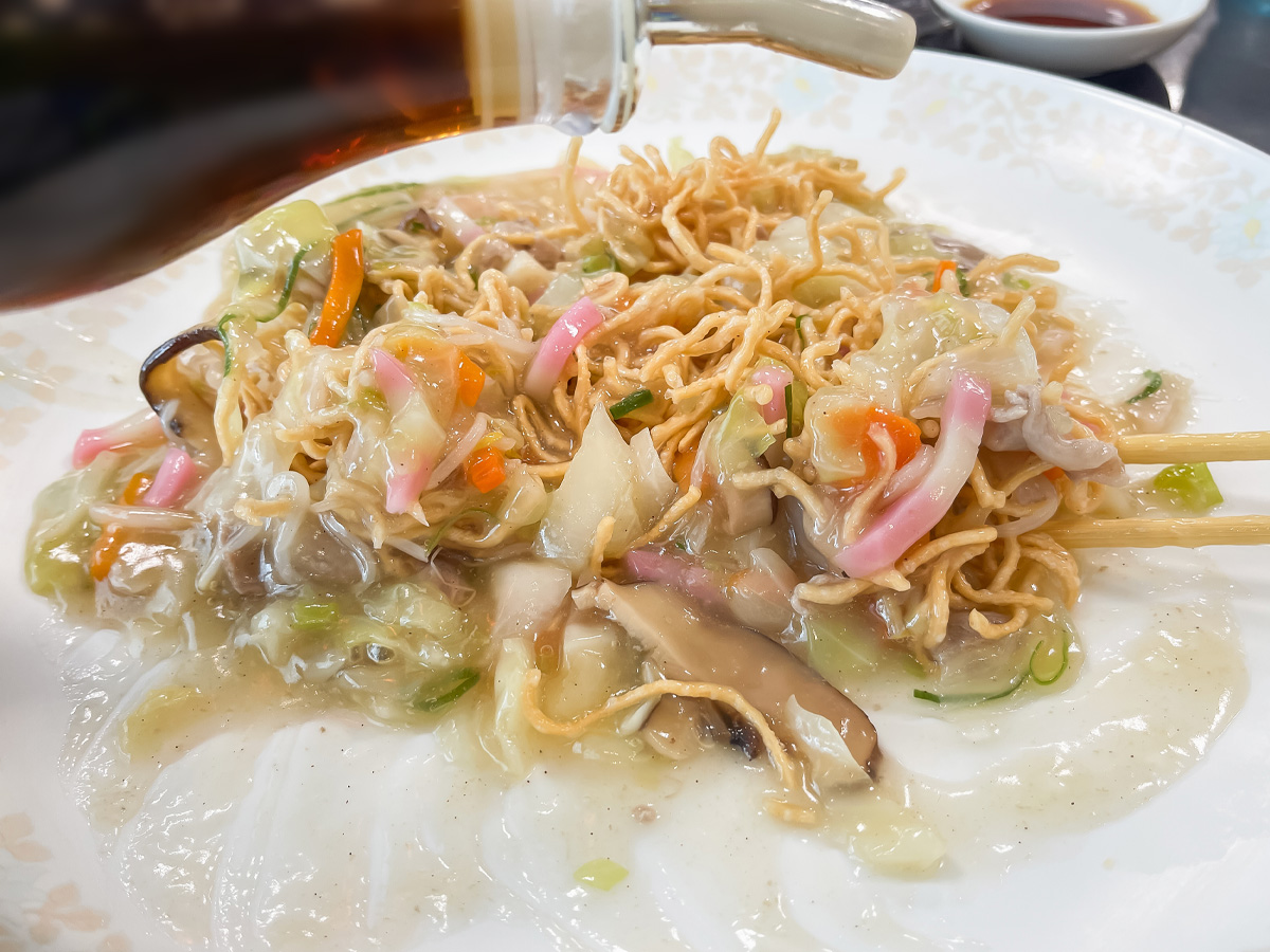ふるさとレストラン「山形屋食堂」の揚げ麺とあんかけの"焼きそば"食べた!/鹿児島空港
