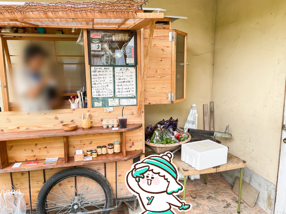 パン屋カドナの裏庭にある青空喫茶「ハチのひぐらし」でコーヒーを飲んだよ/広島県
