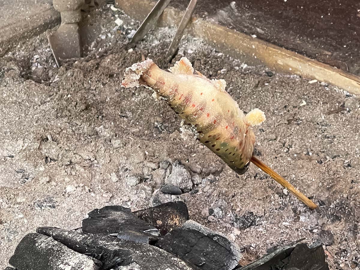 三段峡の「黒淵荘」でカレーライス、山女魚(ヤマメ)の串焼き食べたよ!/広島県安芸太田