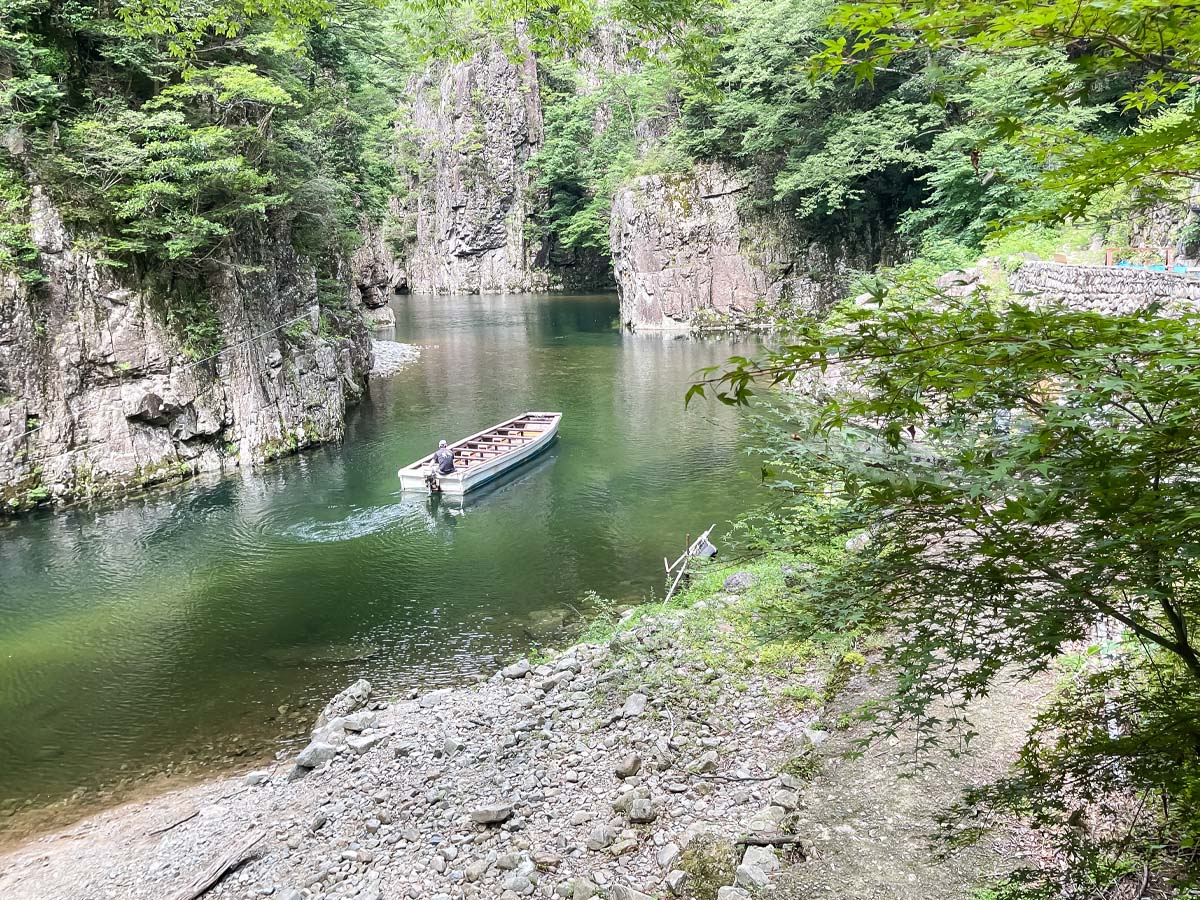 三段峡の「黒淵荘」でカレーライス、山女魚(ヤマメ)の串焼き食べたよ!/広島県安芸太田
