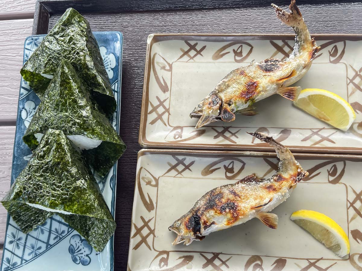 「湯来つり堀」で釣った"鮎"を焼いてもらって、おにぎりと食べたよ!/広島県湯来町