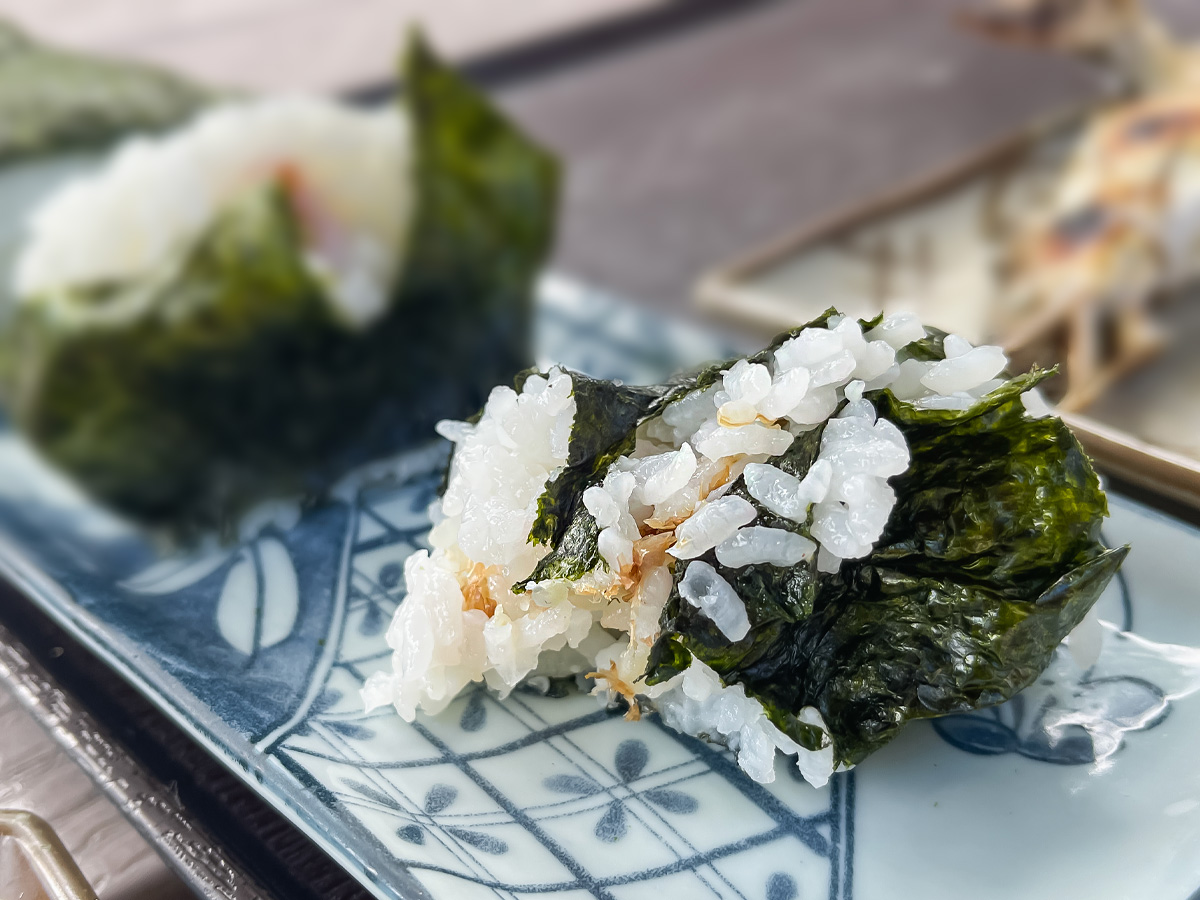 「湯来つり堀」で釣った"鮎"を焼いてもらって、おにぎりと食べたよ!/広島県湯来町