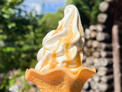 「空口ママのみるく工房」でミルクジャムソフトクリーム、半どら(海人の藻塩・ラムレーズン)食べた／広島県湯来町