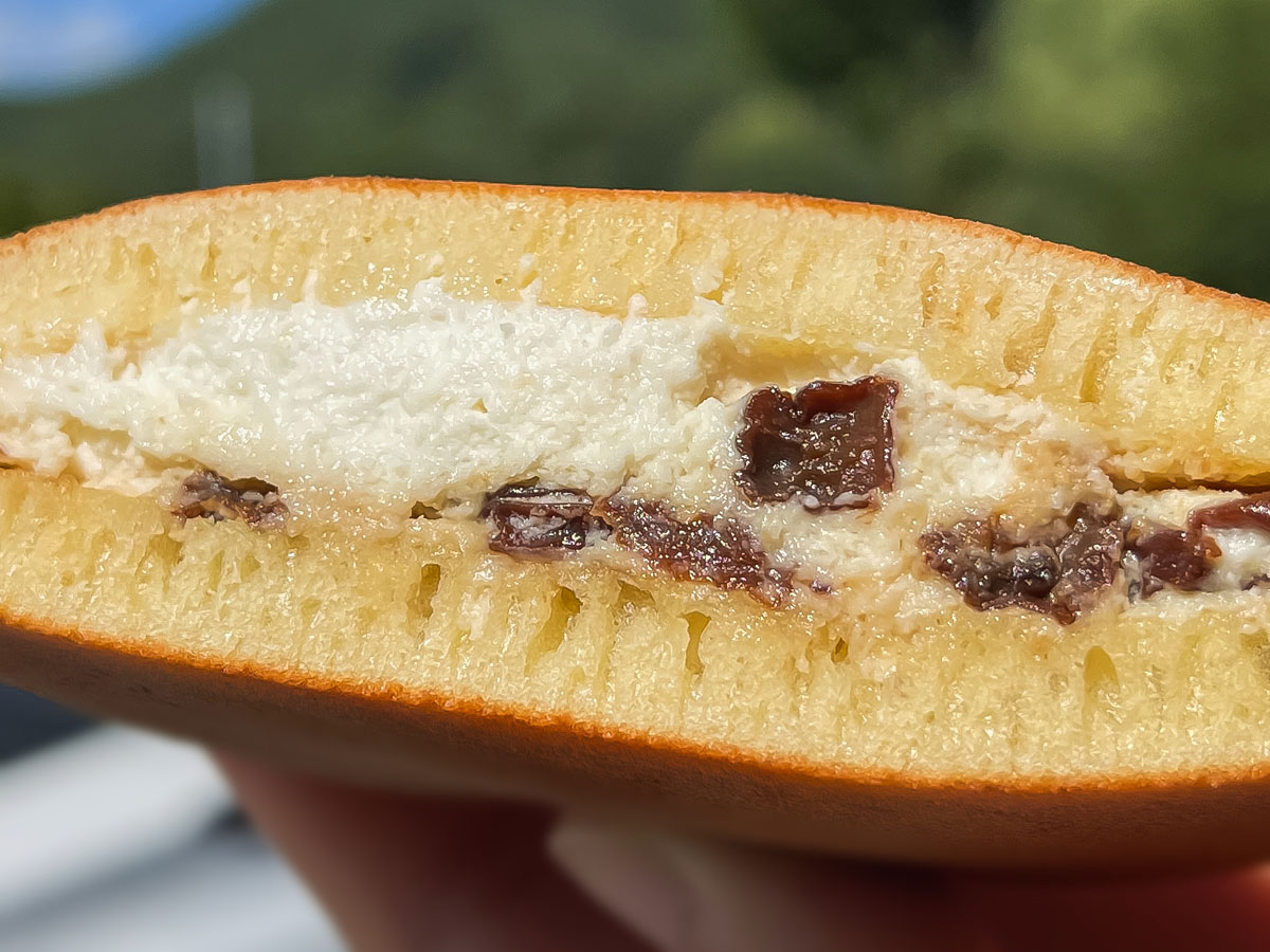 「空口ママのみるく工房」でミルクジャムソフトクリーム、半どら(海人の藻塩・ラムレーズン)食べた／広島県湯来町