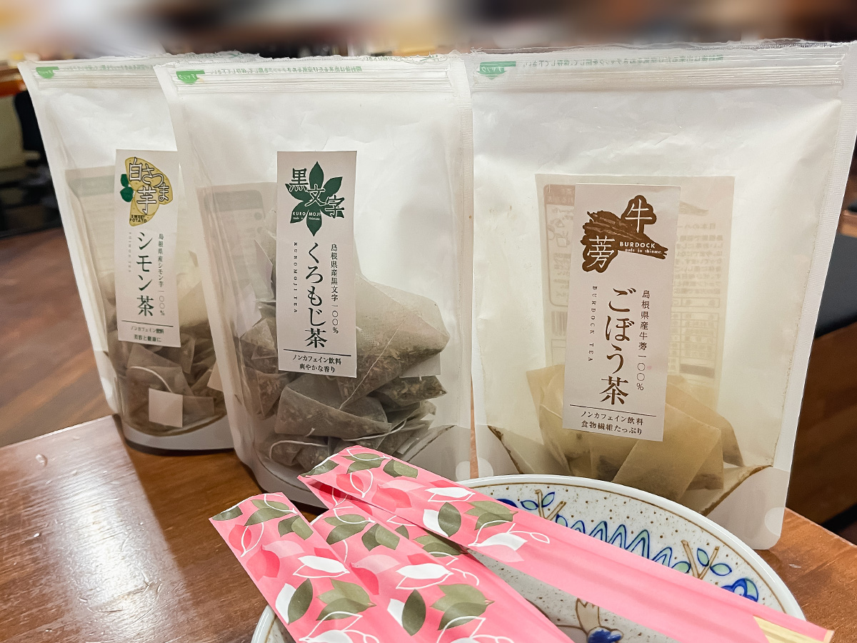 「ごよう松」で白バイ貝うま煮、白イカ刺身、宍道湖産しじみのおでん食べた／島根県松江カラコロ工房