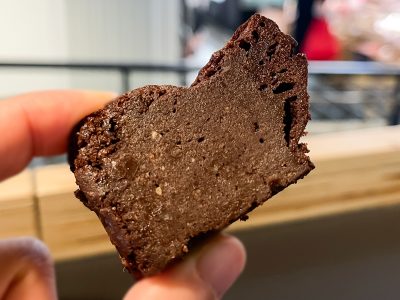 「兆紐(きざひも)」のグルテンフリー”きみ恋たまごのガトーショコラ”買ってみた！／道の駅 都城NiQLL(ニクル)