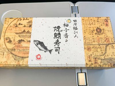 飛行機の中で「銀座福ひろ」の柚子香る焼鯖寿司を食べたよ！／東京羽田空港