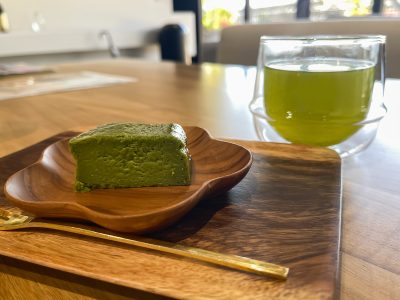 「大隅茶全 (おおすみさぜん)」で茶畑のチーズケーキと釜炒り茶おくみどり飲んだよ！／宮崎県都城市