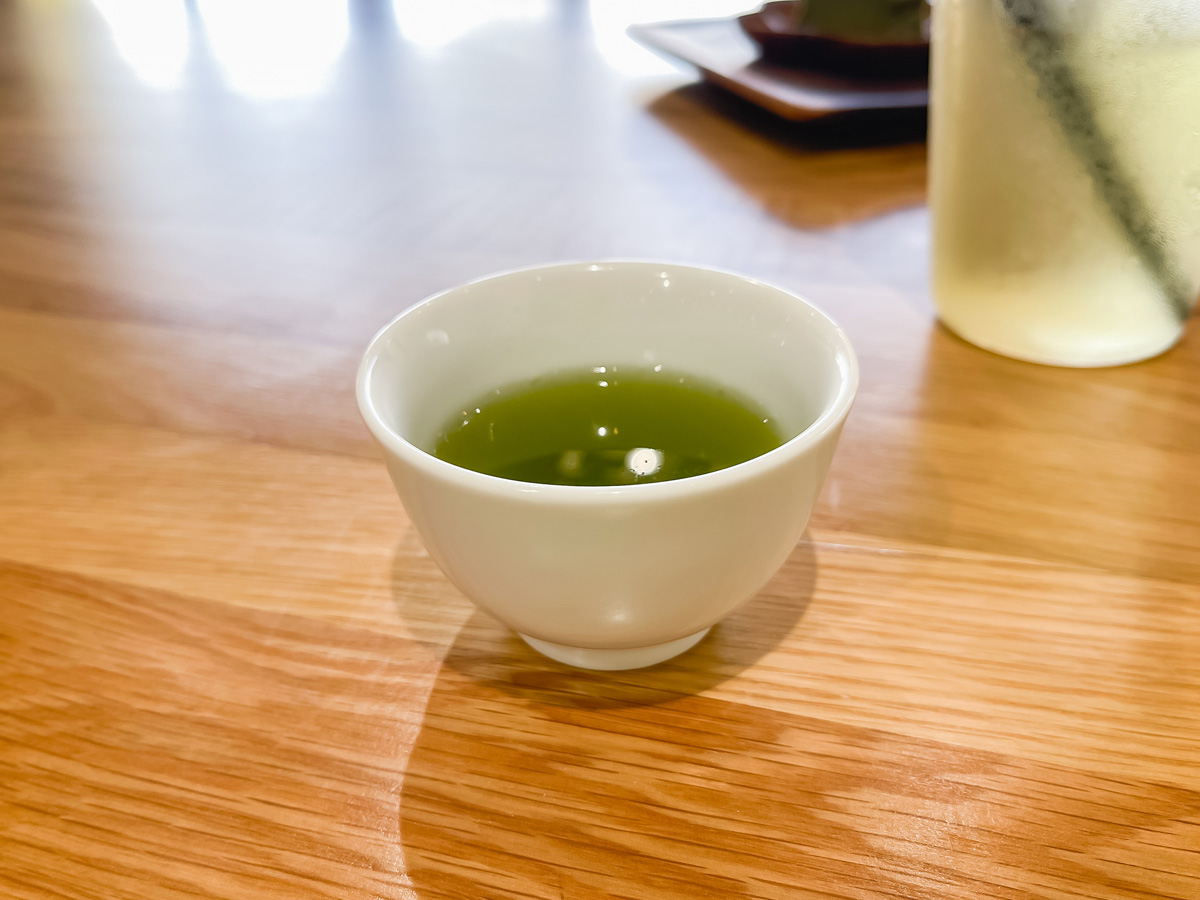 「大隅茶全 (おおすみさぜん)」で茶畑のチーズケーキと釜炒り茶おくみどり飲んだよ！／宮崎県都城
