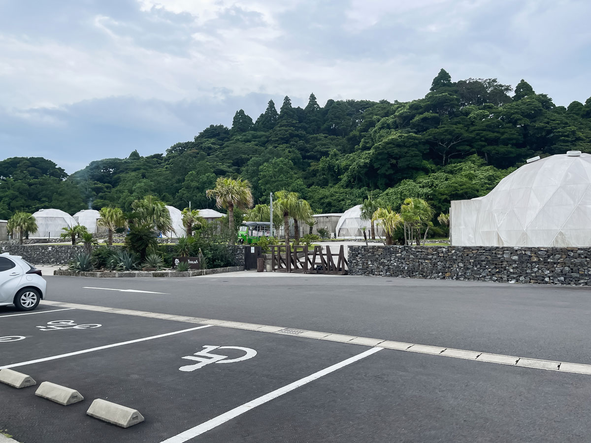 「PAKALA PAKA (パカラパカ)」のレストランでパカラ・アンダギー、カレーパン買ったよ/宮崎県都井岬