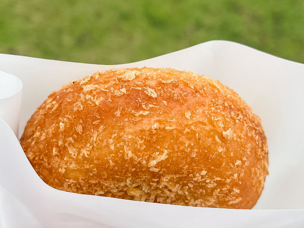 「PAKALA PAKA (パカラパカ)」のレストランでパカラ・アンダギー、カレーパン買ったよ/宮崎県都井岬