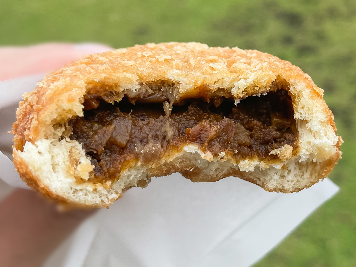 「PAKALA PAKA (パカラパカ)」のレストランでパカラ・アンダギー、カレーパン買ったよ/宮崎県都井岬