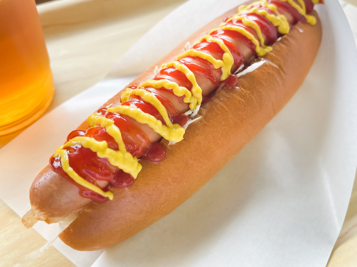 足湯の駅えびの高原「モリエンドカフェ」でえびの産ウインナーが入ったホットドッグ食べたよ/鹿児島県えびの市