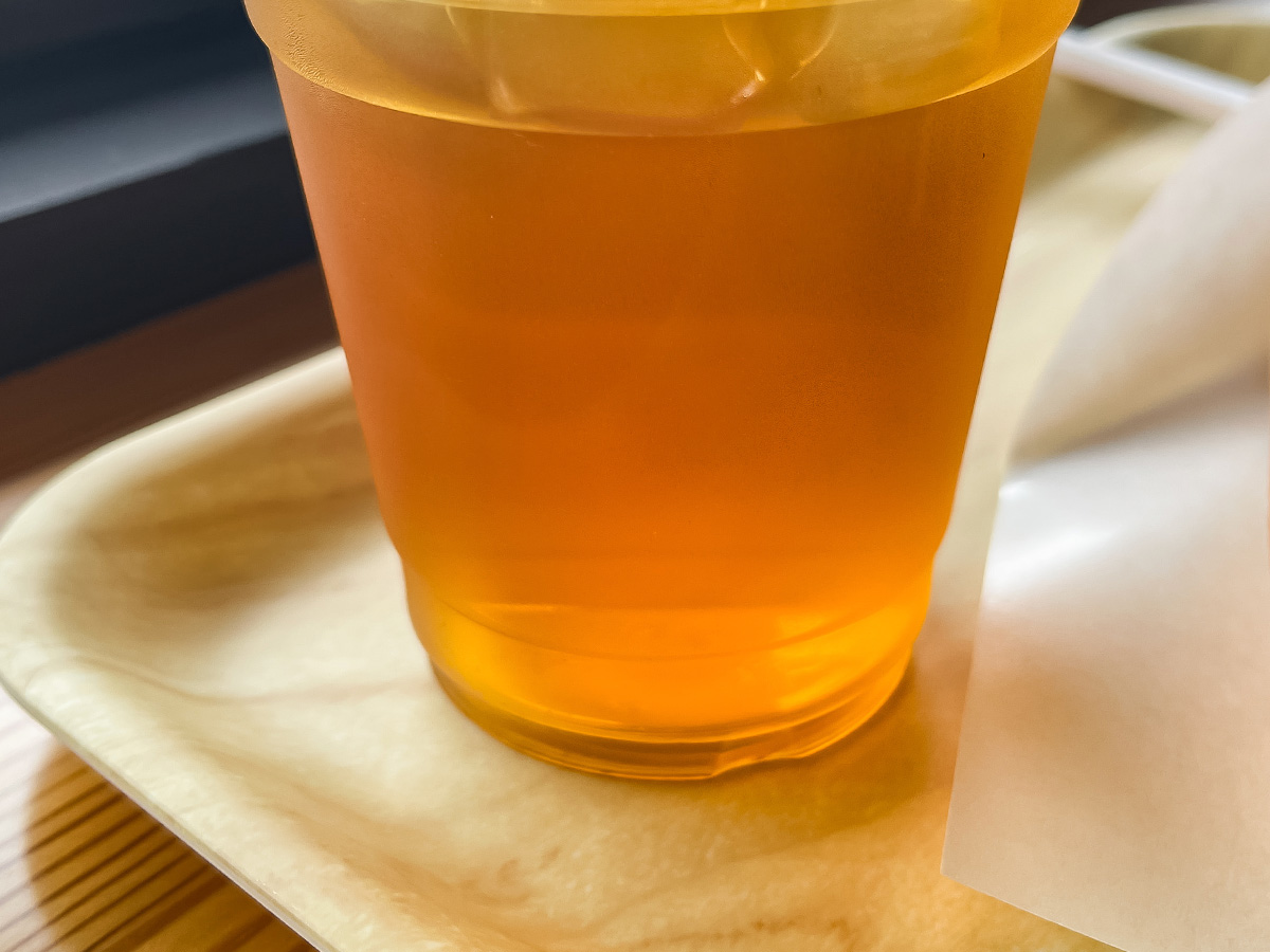 足湯の駅えびの高原「モリエンドカフェ」でえびの産ウインナーが入ったホットドッグ食べたよ/鹿児島県えびの市