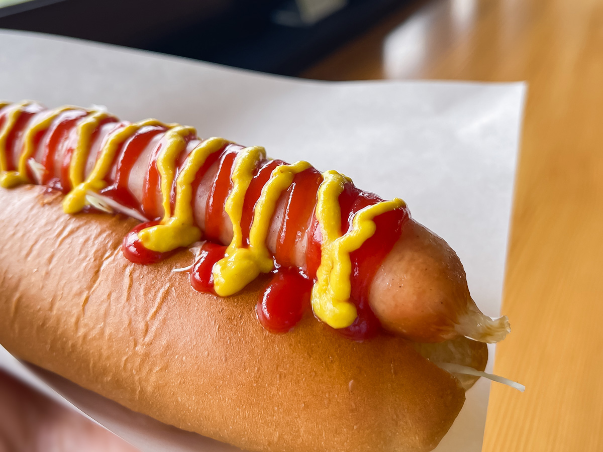 足湯の駅えびの高原「モリエンドカフェ」でえびの産ウインナーが入ったホットドッグ食べたよ/鹿児島県えびの市