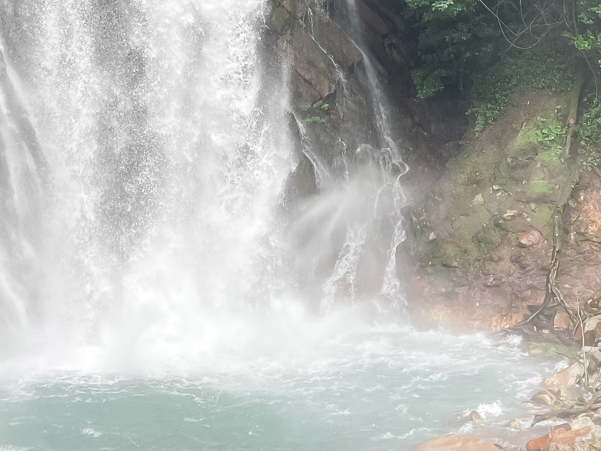 温泉水が流れる「丸尾滝(まるおのたき)」に行ってみた!/鹿児島県霧島市