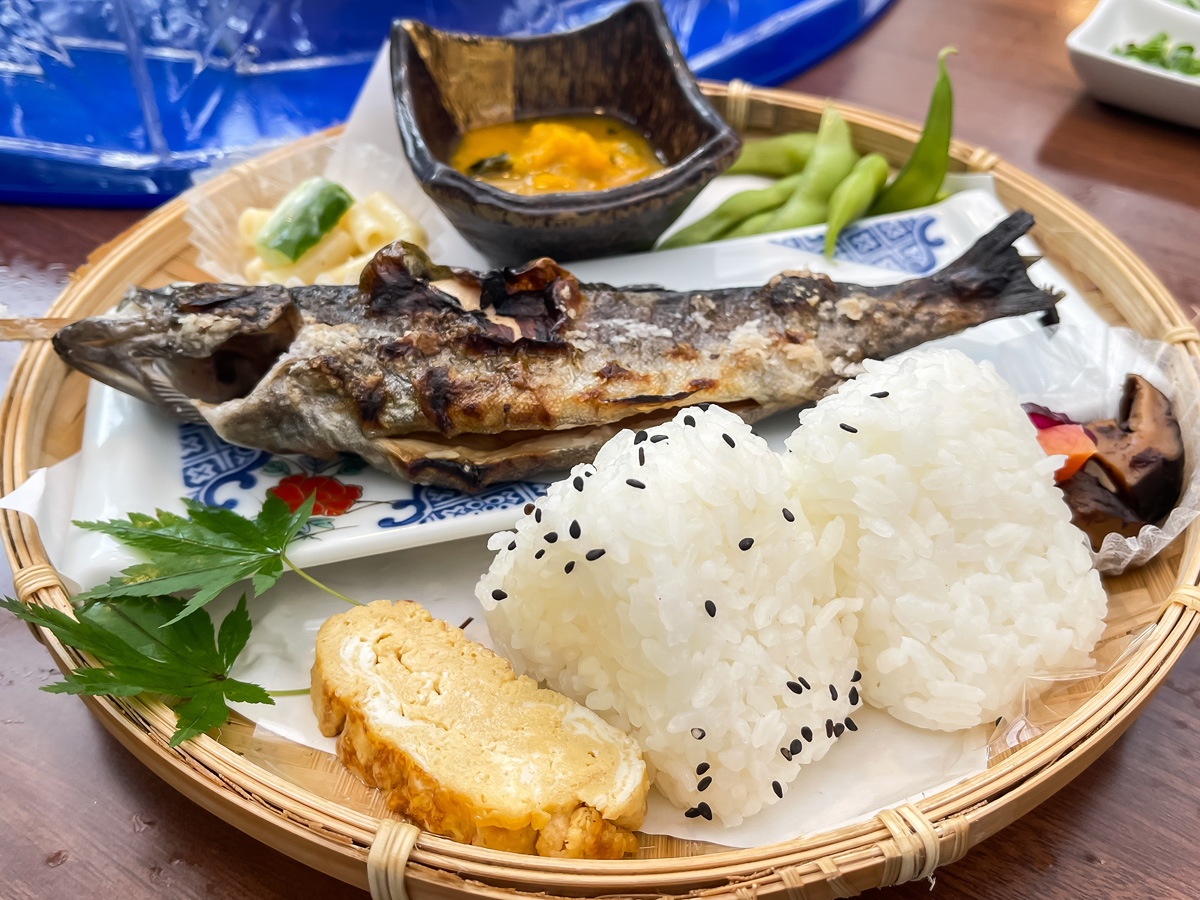 霧島水神郷「みたらしの滝」で、そうめん流しとマスの塩焼き膳食べたよ!/鹿児島県霧島市