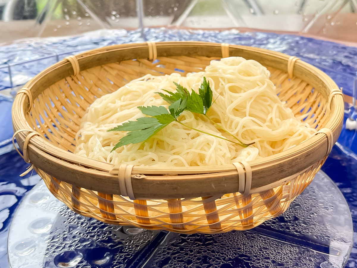 霧島水神郷「みたらしの滝」で、そうめん流しとマスの塩焼き膳食べたよ!/鹿児島県霧島市