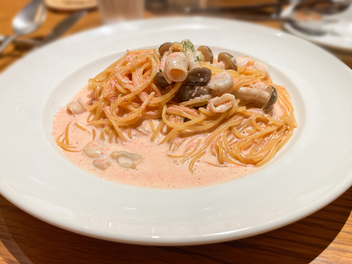 「ニコラスピザハウス」で週末限定ランチのピザと明太子クリームパスタ食べた!/横浜・馬車道