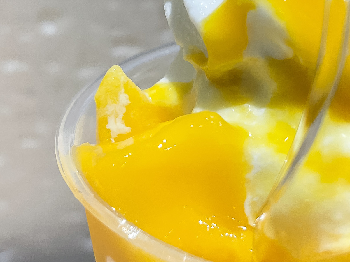 島根県 Milk&Beans「Mui (ミューイ)」の石見銀山高山ソフトクリーム・マンゴーを食べたよ/CIAL横浜店
